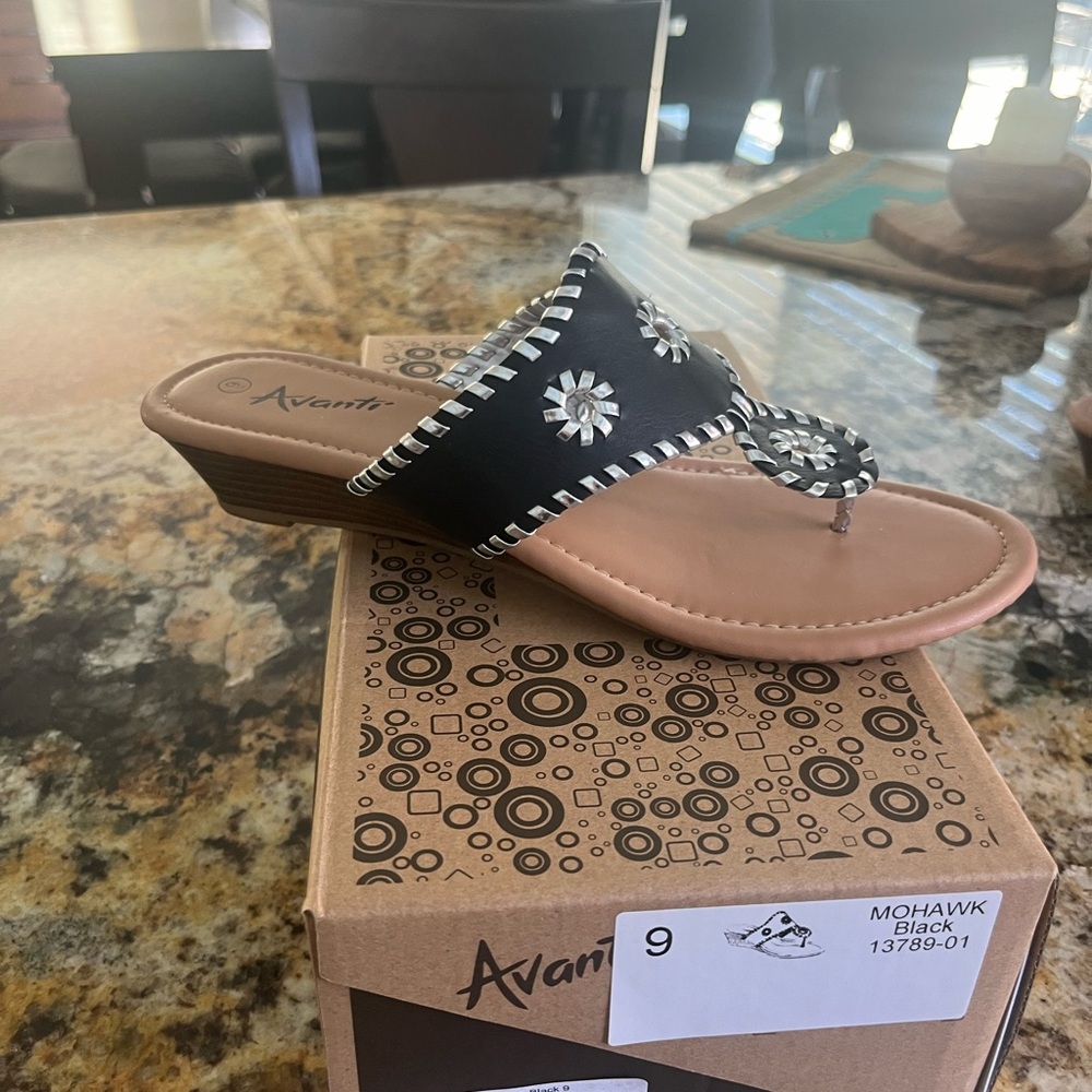 AVANTI SANDALS Black and Silver cute design.   Size 9. NEW!!  Never Worn